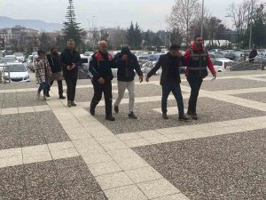 İ̇ş Yerinin Kasasından 500 Bin Lira Çalan Hırsızlar Yakayı Ele Verdi