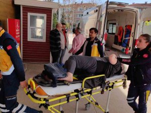 Hafif Ticari Araç İle Otomobil Çarpıştı: 2 Yaralı