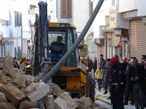 Depremde Hasar Gören Bin 500 Yıllık Caminin Duvarı Çöktü