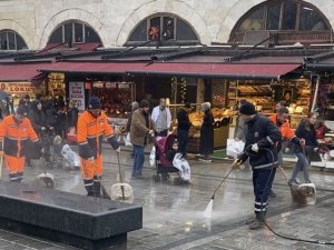 Eminönü Meydanı Ramazan Arifesinde Sıcak Su Ve Köpükle Yıkandı