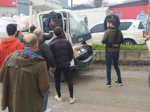 İ̇nşaat Malzemesi Yüklü Kamyonet, Tıra Arkadan Çarptı: 1 Yaralı