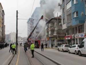 Eskişehir’de 2 Katlı Binada Çıkan Yangın Paniğe Neden Oldu