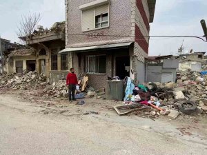 Fedakar Depremzede Baba, Çocuğu Üşümesin Diye Ağır Hasar Alan Evlerine Girip Kıyafet Aradı