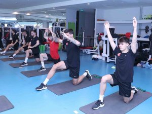 Milliler, Günün İlk İdmanında Salonda Çalıştı