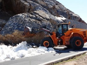 Bitlis’te Dev Kaya Blokları Karayoluna Düştü