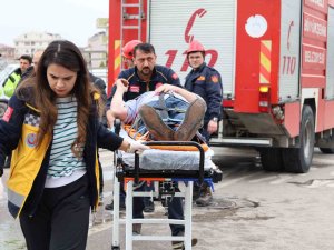 Refüjü Aşıp Karşı Şeride Geçen Pikap Kamyonet İle Çarpıştı: 1’i Ağır 4 Yaralı