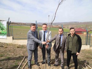 Depremde Hayatını Kaybedenler Anısına Fidan Diktiler