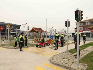 Yalova’da Öğrencilerin Trafik Eğitimi Eğlenceye Dönüşüyor