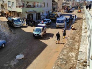 Şanlıurfa’da Sel Temizliği Ve Hasar Tespit Çalışmaları Sürüyor