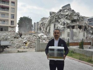 Depremde Öldü Diye Düşündükleri Balıkları 44 Gün Sonra Canlı Bulundu