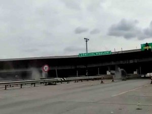 Depremde Zarar Gören Otoyol Gişelerinin Beton Blokları Kontrollü Yıkıldı