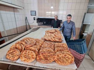 Devrek’te Ramazan Pidesi Vatandaşların Tüketimine Sunulmaya Başlandı