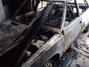 Garajda Çıkan Yangında Otomobil İle Pat-pat Alevlere Teslim Oldu