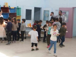 Köy Okulu Öğrencileri Hazırladıkları Bileklik Ve Kitap Ayraçlarını Depremzedeler İçin Satışa Sundu