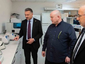Rektör Aksoy, Ziraat Fakültesi Laboratuvarlarında İncelemelerde Bulundu