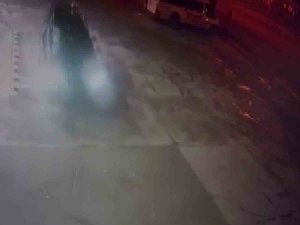 Lüks Otomobille Benzin İstasyonuna Daldı