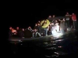 Su Alan Bottaki Göçmenleri Sahil Güvenlik Kurtardı