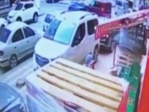 Otomobil İle Ticari Araç Çarpıştı, Kaza Anı Kameraya Yansıdı