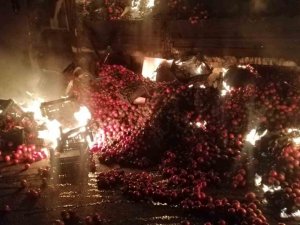 Domates Yüklü Kamyon Yandı
