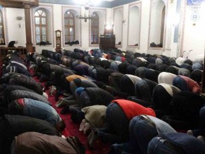 On Bir Ayın Sultanı ‘Ramazan’ Kılınan Teravih Namazıyla Başladı