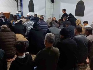 Depremden Etkilenen Osmaniye’de İlk Teravih Namazı Çadırda Kılındı