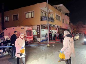 Annesinin Boğazını Keserek Öldüren Kişi Evin Çatısından Atladı