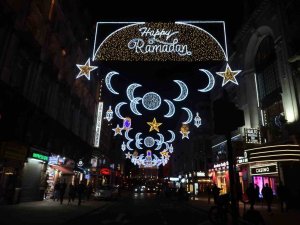 Londra’da Ramazan Işıkları Caddeyi Aydınlattı