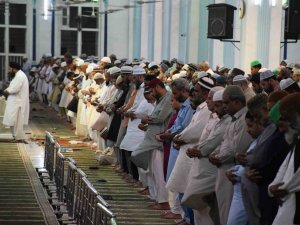 Pakistan’da İlk Teravih Namazı Kılındı