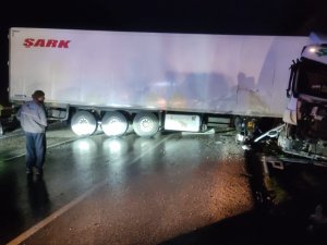 Burdur’da Tır Yol Kenarındaki Kayalara Çarptı: 1 Yaralı