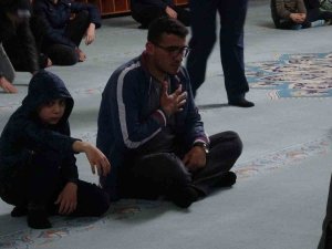 Deprem Bölgesi Kilis’te İlk Teravih Namazına Yoğun İlgi