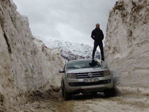 Yüksekova’da 5 Metreyi Bulan Kar Tünelleri