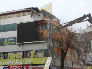 Malatya’da Ağır Hasarlı Binaların Yıkımı Sürüyor