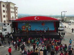 Depremzede Çocukların Yüzü “Mobil Tiyatro Tırı” İle Gülüyor