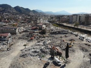 Hatay’da Enkazdan Milyonluk Ürünleri Kurtarma Çabası