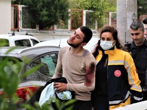Parkta Bıçaklandı, Annesine Sığındı