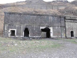 Kars’ta Tarihi Yapılar Yok Oluyor