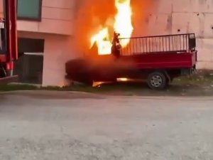 Park Halindeki Kamyonet İşte Böyle Yandı