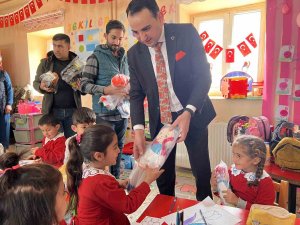 Kaymakam Karakaş Öğrencilere Oyuncak Verdi