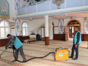Toroslar’da Camilerde Ramazan Temizliği
