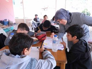 Örnek Anne Örnek Öğretmen: Çatı Katı Okul Oldu, Öğrenciler Ders Başı Yaptı