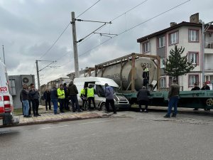Kütahya’da Yük Treni Minibüse Çarptı: 1 Yaralı