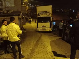 Freni Boşalan Kamyon Park Halindeki Araca Çarptı