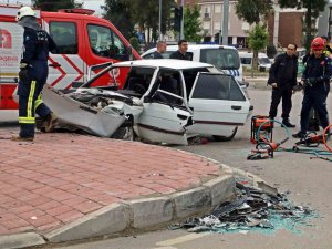 Antalya’da Lpg Yakıt Tankını Ön Koltuğa Kadar Getiren Kaza: 3 Yaralı