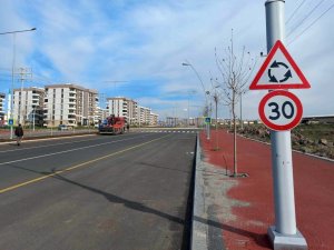 Diyarbakır’da Yol Güvenliği İçin Trafik Levhaları Konuldu