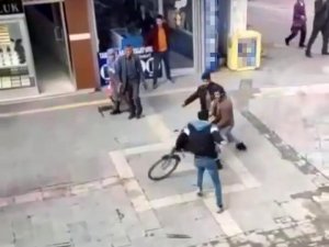 İ̇ki Grup Arasında Çıkan Kavgada Bisiklet Sayesinde Bıçak Darbesi Almaktan Kurtuldu