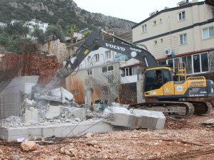 Kaş’ta Kaçak Yapı Belediye Ekipleri Tarafından Yıkıldı