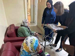 Gönüllü Kadınların Ördüğü Diz Battaniyeleri, Huzurevinde Kalan Yaşlılara Hediye Edildi