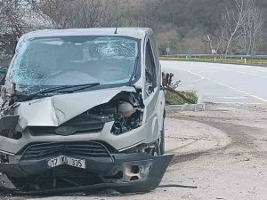 Çan’da Kontrolden Çıkan Ticari Araç Elektrik Direğine Çarptı
