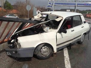 Demir Korkuluğa Ok Gibi Saplanan Otomobil Hurdaya Döndü: Sürücü Ağır Yaralı