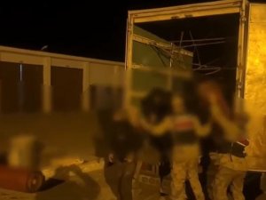 ‘Ev Eşyası Var’ Denilen Kamyonda 60 Göçmen Çıktı